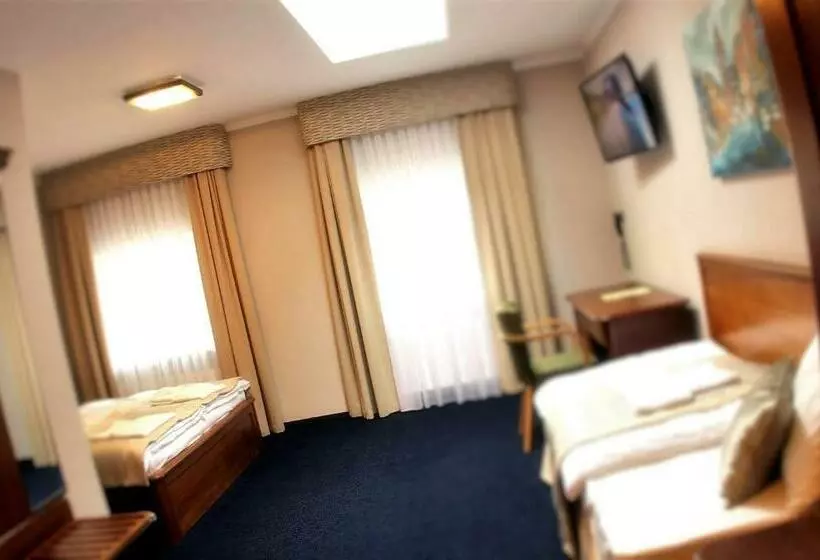 Standard Kolmen Hengen Huone, Kamienica