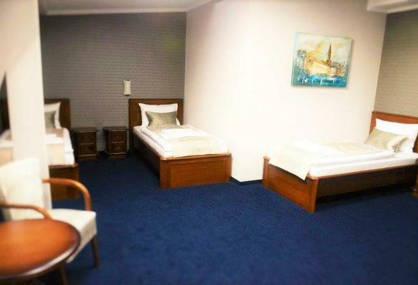 חדר סטנדרט לשלושה, Kamienica