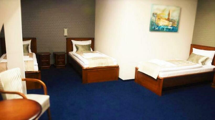 חדר סטנדרט לשלושה, Kamienica