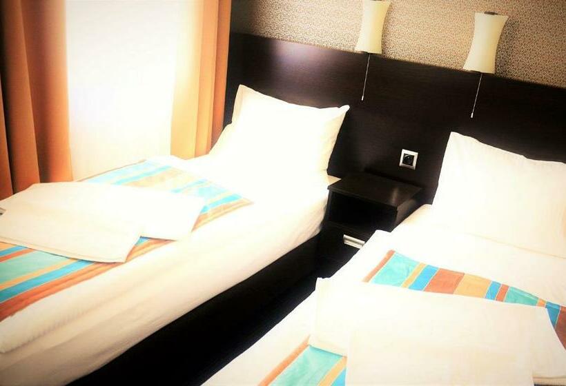 חדר סטנדרט לשלושה, Kamienica