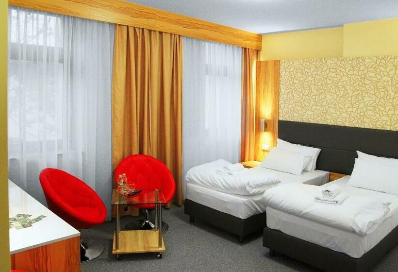 标准间, Przy Baszcie