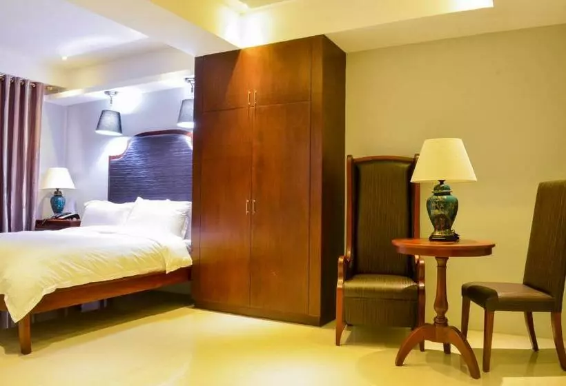 Executive Suite, Ritz