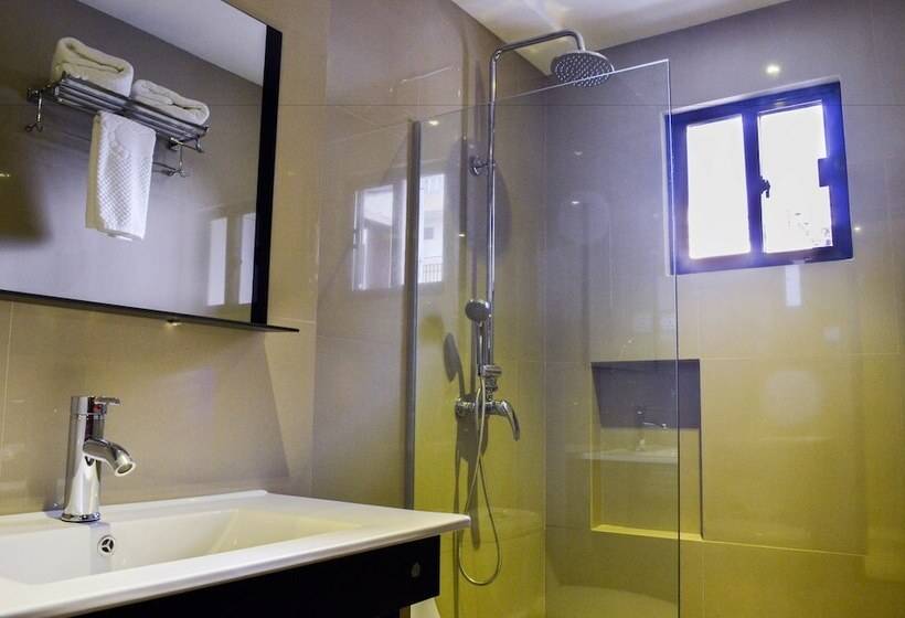 סוויטה עם מרפסת, Ritz