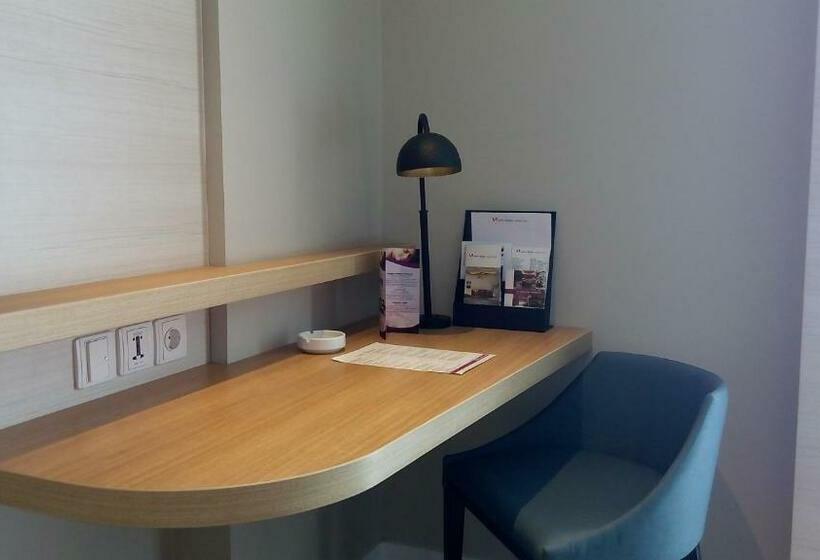 디럭스 룸, Swissbelinn Saripetojo Solo