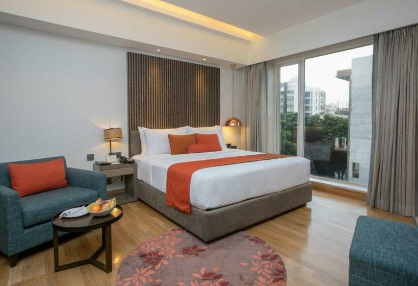 اتاق لوکس با تخت بزرگ, The Way Dhaka