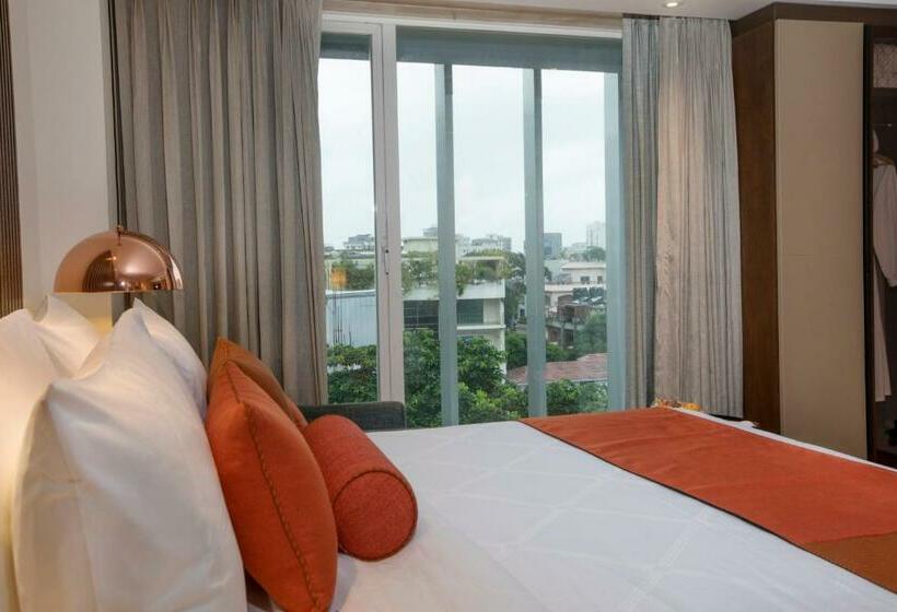 اتاق لوکس با تخت بزرگ, The Way Dhaka