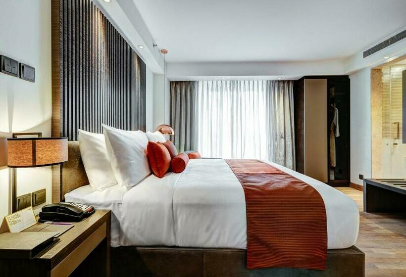 اتاق لوکس با تخت بزرگ, The Way Dhaka