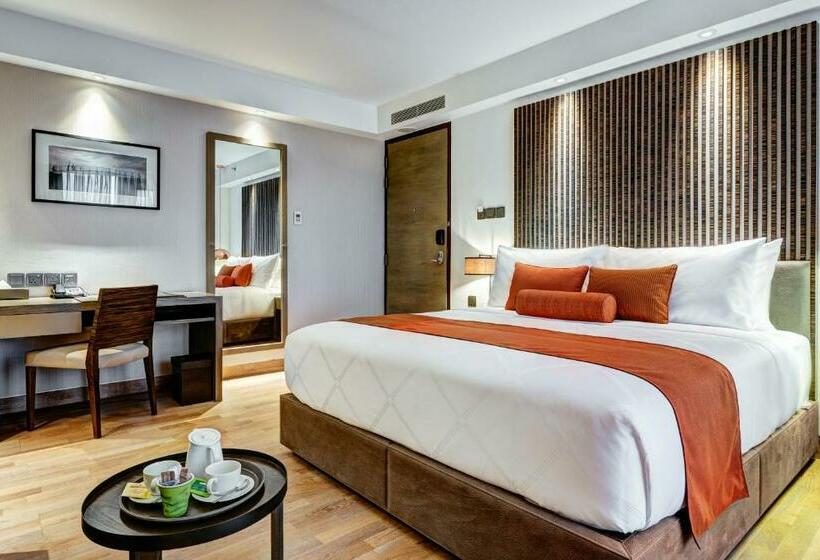 اتاق لوکس با تخت بزرگ, The Way Dhaka