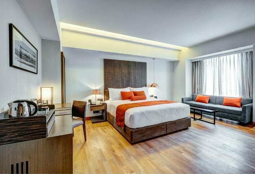 اتاق لوکس با تخت بزرگ, The Way Dhaka