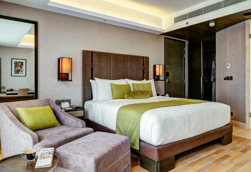 اتاق لوکس با تخت بزرگ, The Way Dhaka