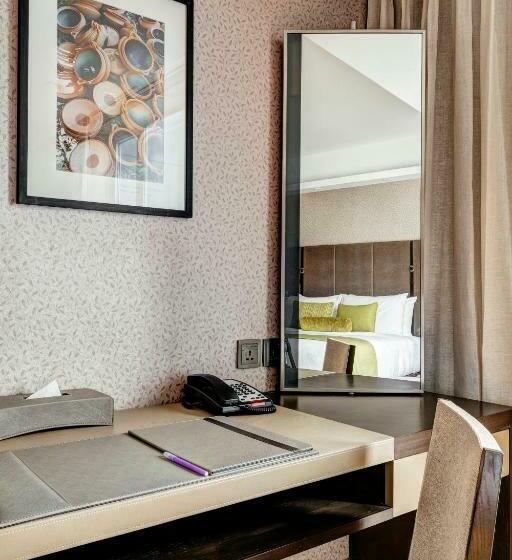 اتاق لوکس با تخت بزرگ, The Way Dhaka