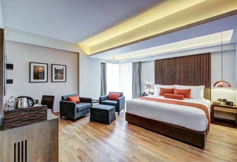 اتاق اجرایی با تخت بزرگ, The Way Dhaka