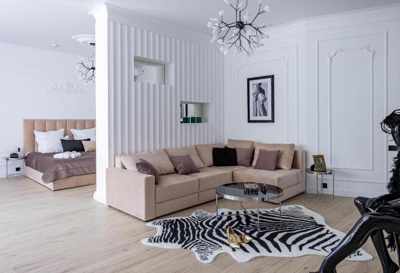 Deluxe Studio, Resto Park традиція