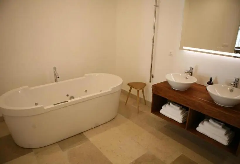 １ベッドルームハウス, Château Lecusse   La Grande Roche   Hôtel, Spa, Boutique & Restaurant