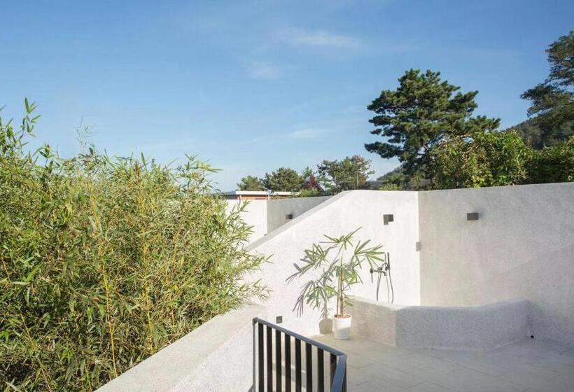 Люкс Кровать Кинг, Moya Homestay  Qingdao Laoshan Scenic Area Yangkou Store