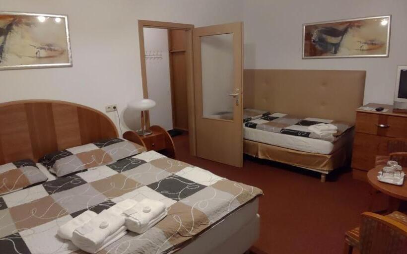 标准三人间, Schwarz