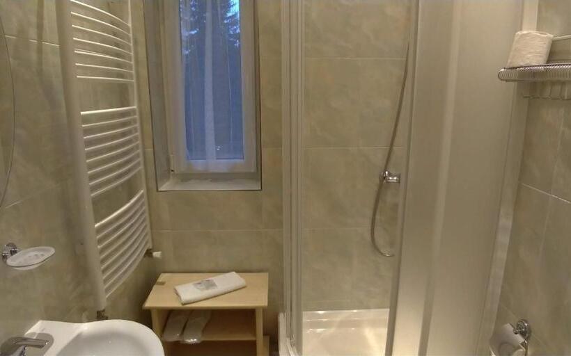 四人标准间, Schwarz