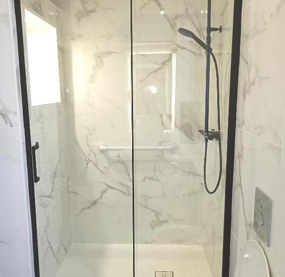 דירה בת חדר שינה 1 עם מרפסת, L Appart Hôtel 23ème Avenue   Spa Privatif   Love Room   Appartements à Thèmes