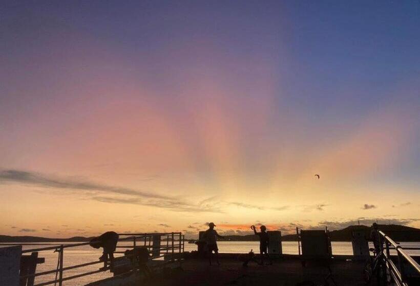 اتاق لوکس یک تخته, The Dugongs  Rest