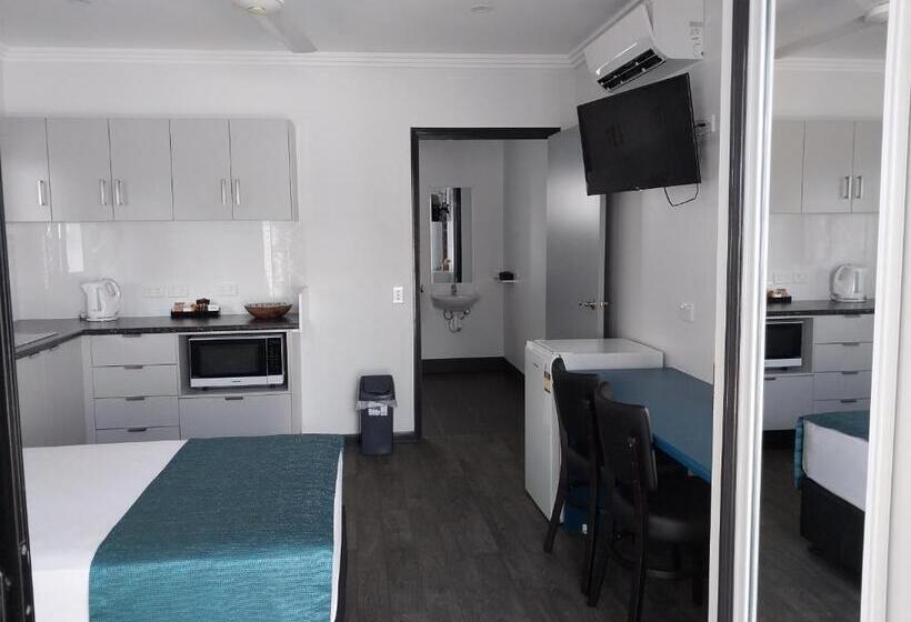 اتاق لوکس یک تخته, The Dugongs  Rest