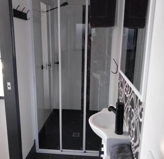 اتاق لوکس, The Dugongs  Rest