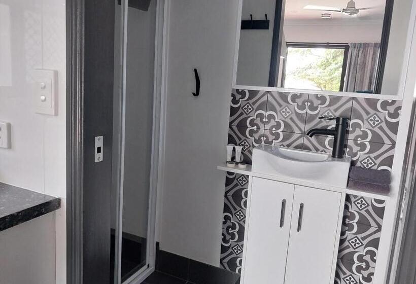 اتاق لوکس, The Dugongs  Rest