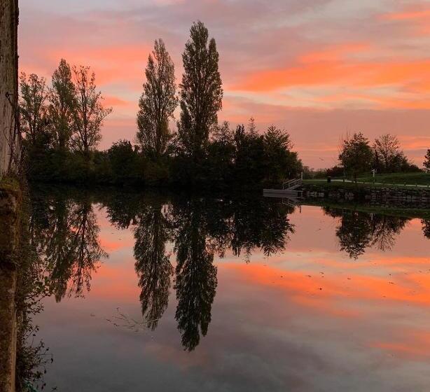 스탠다드 스튜디오 킹침대, Petit Boudoir The Riverside Retreat