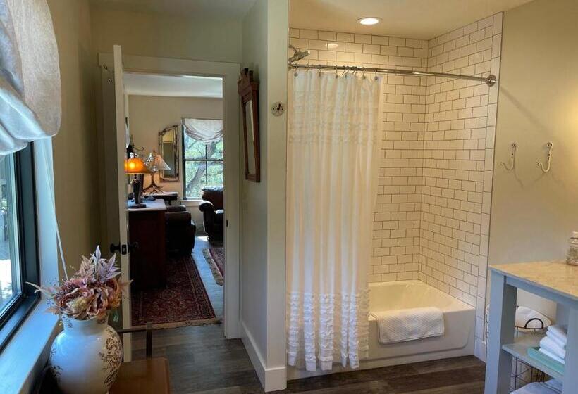 Люкс с Балконом, Inn At Sunset Mill Ranch