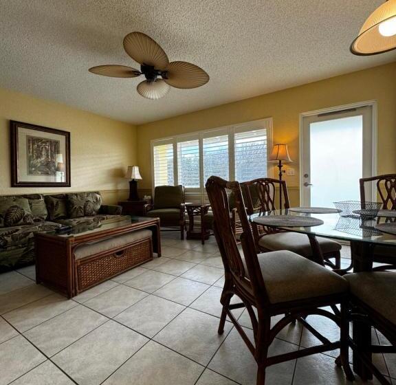 شقة غرفة واحدة, Berkshire On The Ocean