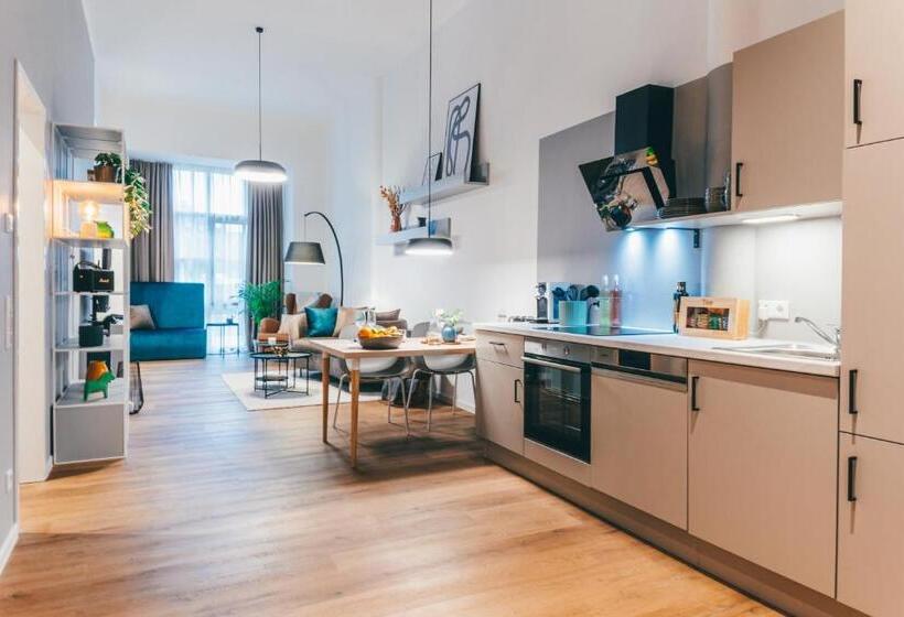 스탠다드 스튜디오, Lively Weiße Dame Gronau