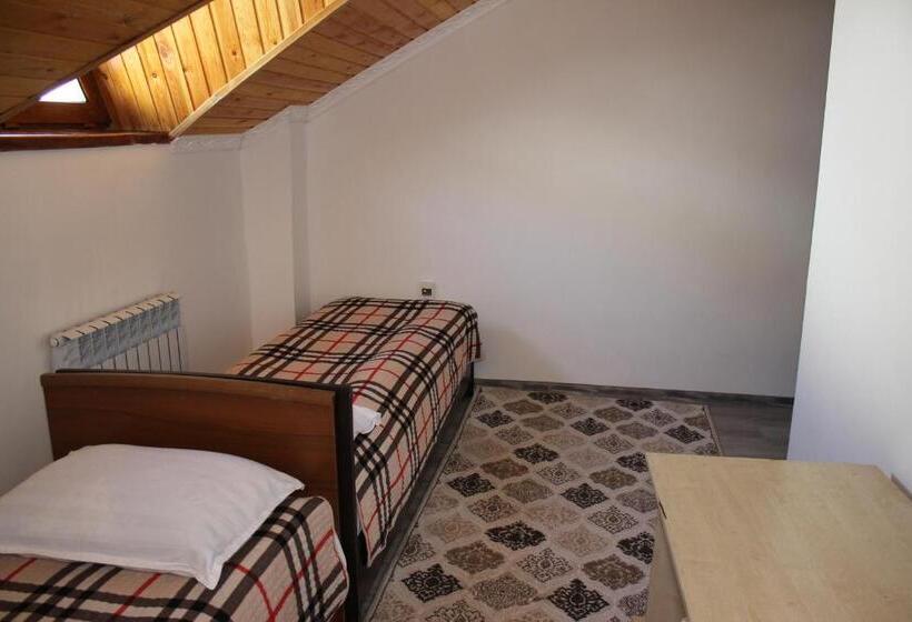 اتاق کلاسیک سه تخته, жайсан