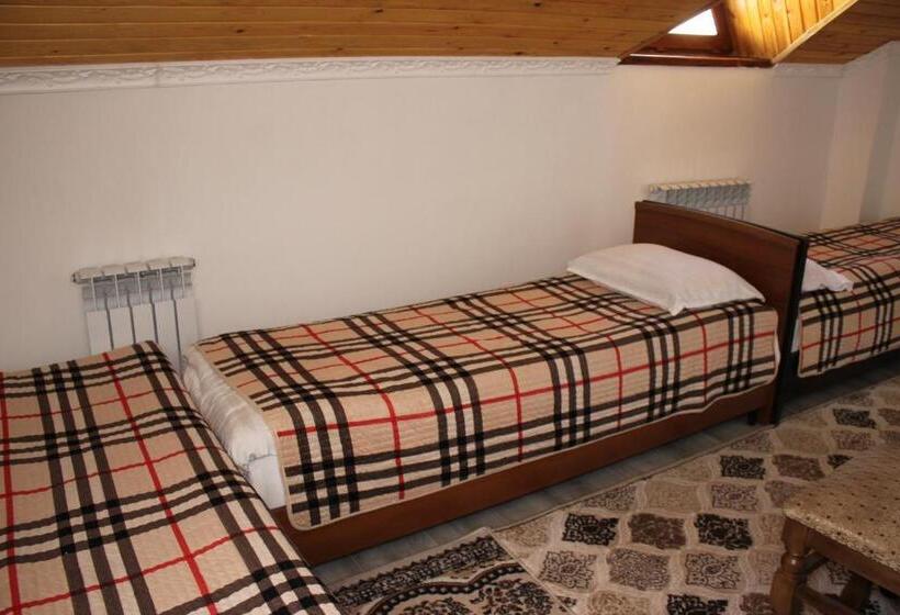 اتاق کلاسیک سه تخته, жайсан