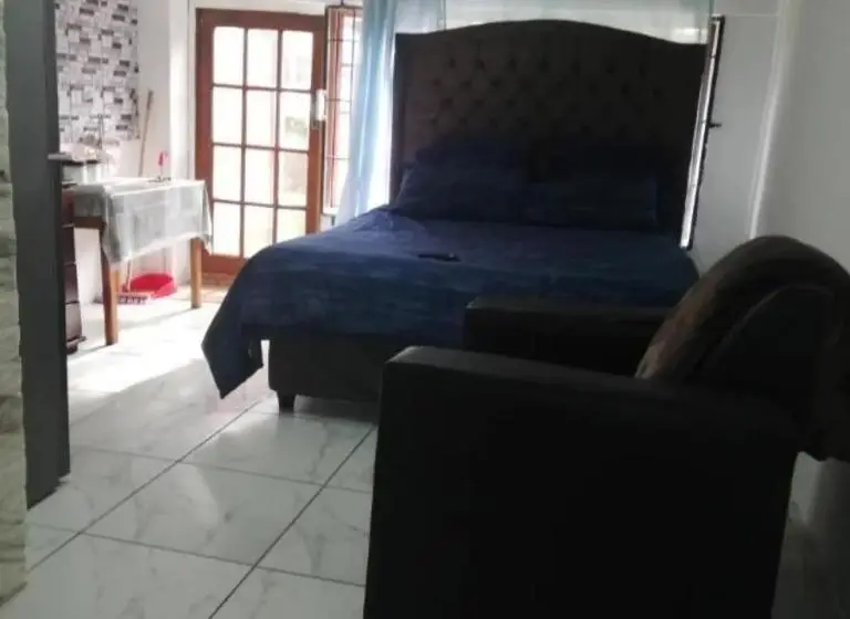 スタンダードスタジオ, Pmb Backpackers Lodge