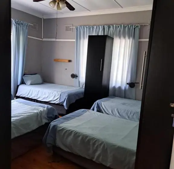 ルームシェアのワンベッド, Pmb Backpackers Lodge