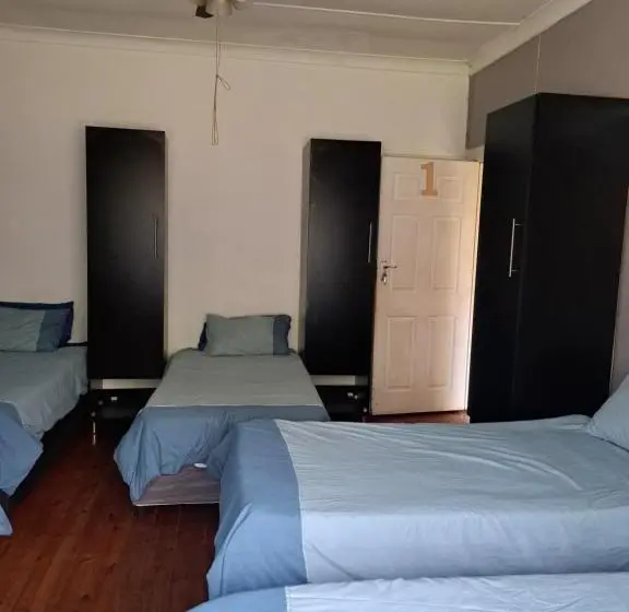 ルームシェアのワンベッド, Pmb Backpackers Lodge