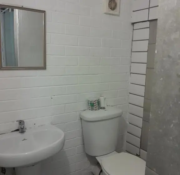 スタンダードスタジオ, Pmb Backpackers Lodge