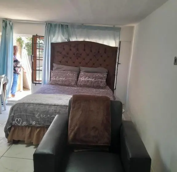 スタンダードスタジオ, Pmb Backpackers Lodge