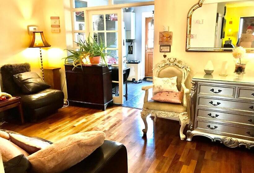 标准工作室, Enfield Lock Business Stay House