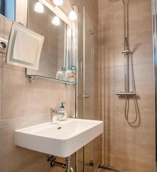 سوئیت 2 خوابه, Kiss Henézi Guest House