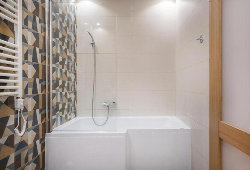 اتاق خانوادگی, Kiss Henézi Guest House