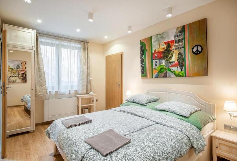 اتاق خانوادگی, Kiss Henézi Guest House