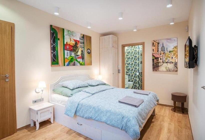 اتاق خانوادگی, Kiss Henézi Guest House