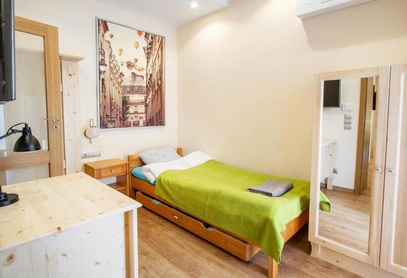 اتاق استاندارد یک نفره, Kiss Henézi Guest House