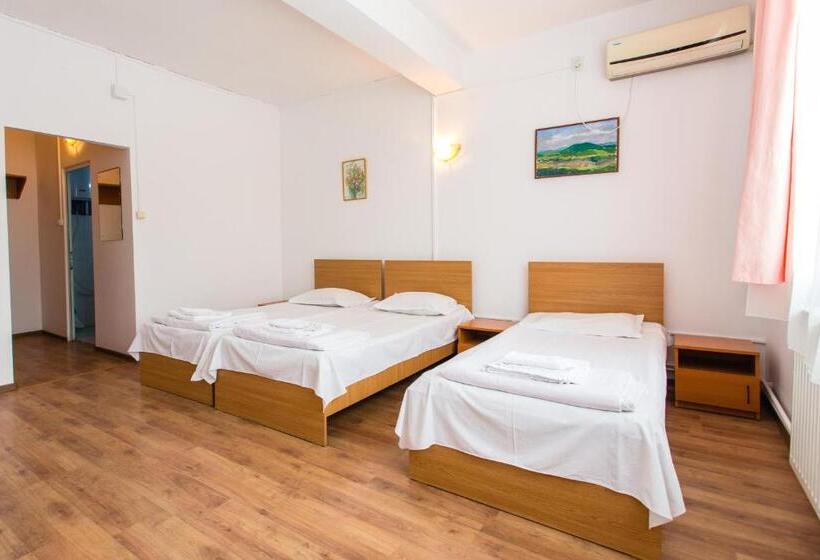 标准三人间, Hostel Horia