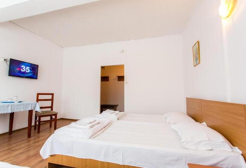 标准三人间, Hostel Horia