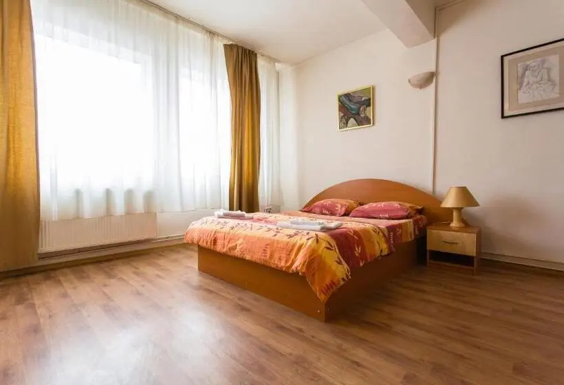 Camera Standard, Hostel Horia