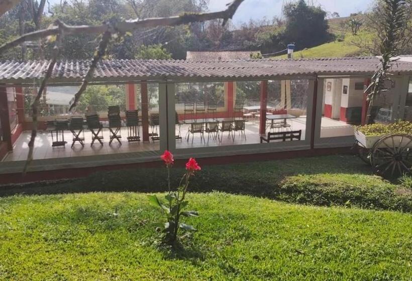 带花园景观和一个卧室的别墅, Lindo Sitio Junto à Natureza