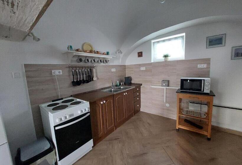 Family Suite, Fehér Szeder