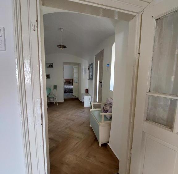 Family Suite, Fehér Szeder
