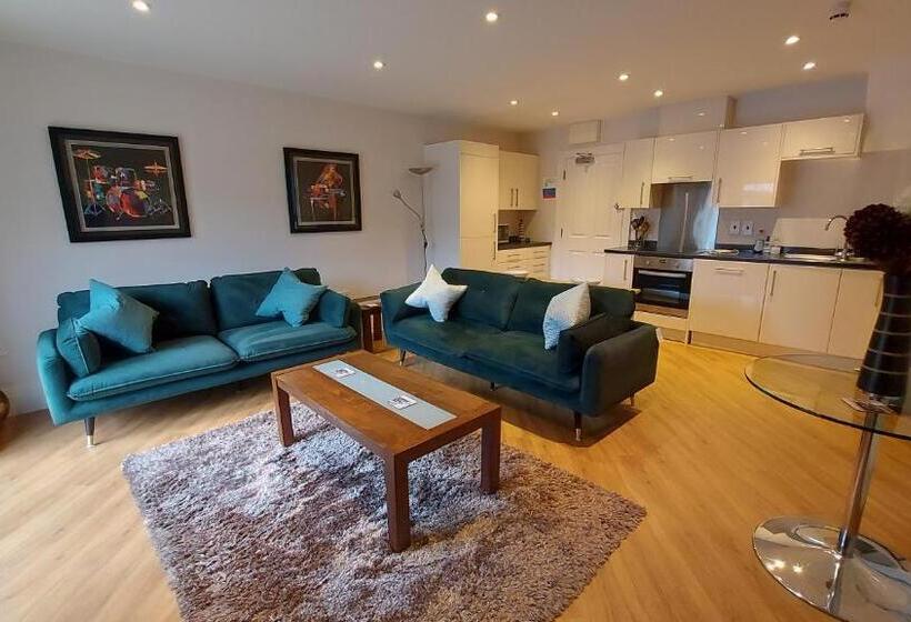 1階の1ベッドルームアパートメント, Hitchambury Manor